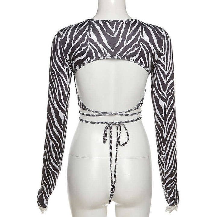 Neia studio top à rayures avec lacets pour femmes, tenue tendance et élégante.