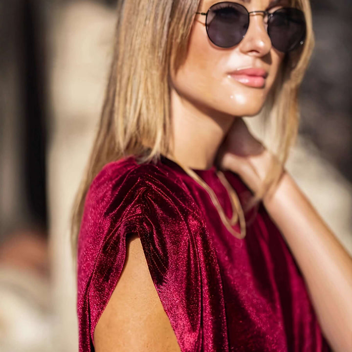Top en velours bordeaux pour femme de Neia studio, élégant et confortable, parfait pour diverses occasions.