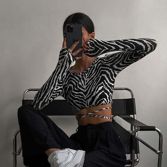 Neia studio top à rayures avec lacets pour femmes, tenue tendance et élégante.
