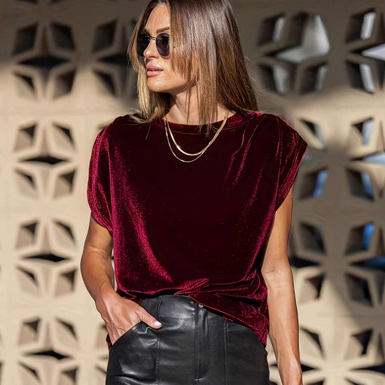 Top en velours bordeaux pour femme de Neia studio, élégant et confortable, parfait pour diverses occasions.