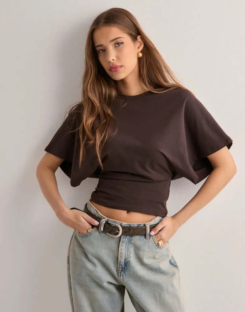 T-shirt à manches chauve-souris Neia studio, disponible en plusieurs couleurs, style décontracté et confortable.